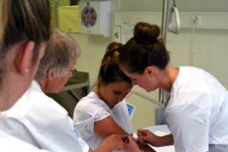 Une infirmière cantonale pourrait notamment valoriser le métier d'infirmier/infirmière à l'heure où la pénurie de personnel de soins est déjà vive